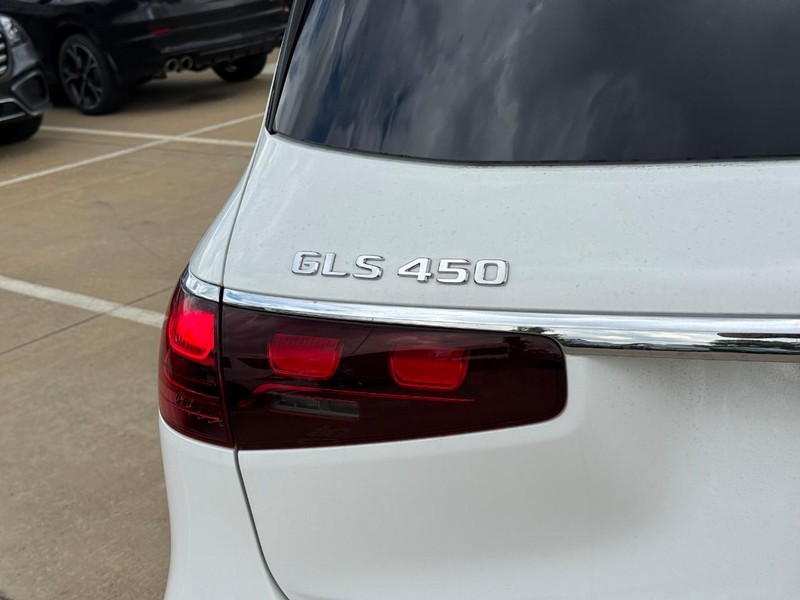 Mercedes-Benz GLS Vehicle Full-screen Gallery Image 4
