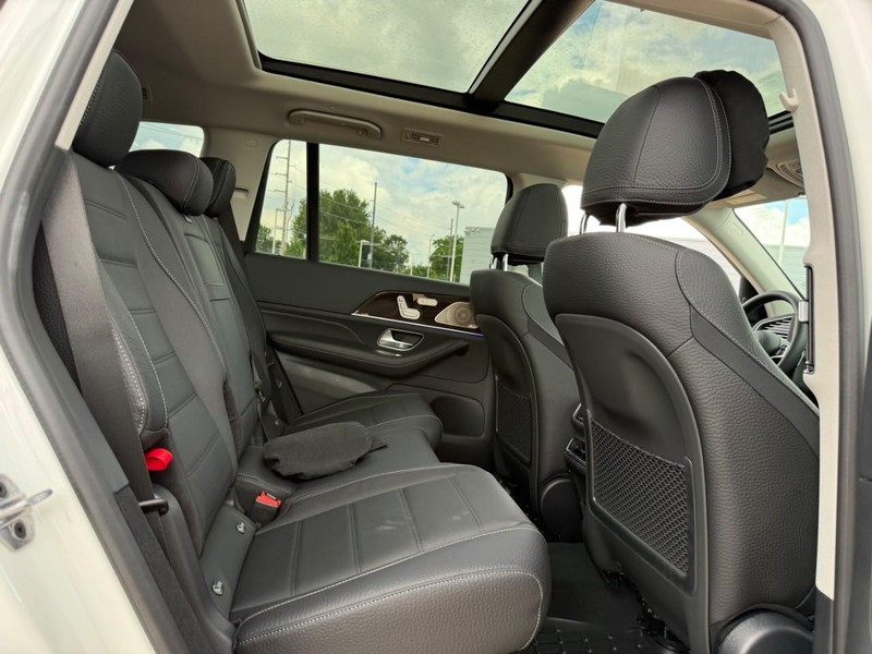 Mercedes-Benz GLS Vehicle Full-screen Gallery Image 7