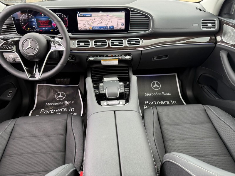 Mercedes-Benz GLS Vehicle Full-screen Gallery Image 8