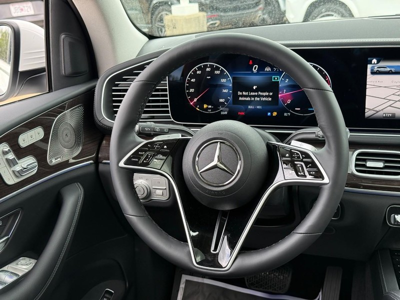 Mercedes-Benz GLS Vehicle Full-screen Gallery Image 9