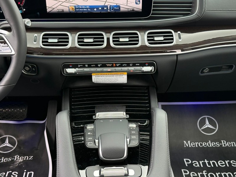 Mercedes-Benz GLS Vehicle Full-screen Gallery Image 11