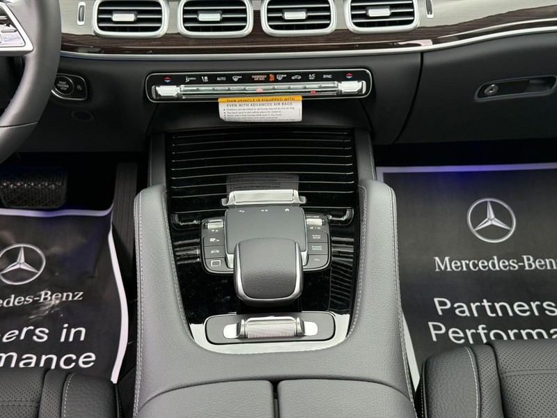 Mercedes-Benz GLS Vehicle Full-screen Gallery Image 12