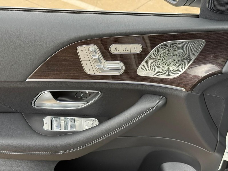 Mercedes-Benz GLS Vehicle Full-screen Gallery Image 13