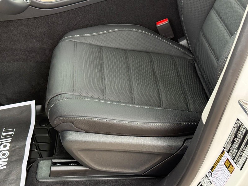 Mercedes-Benz GLS Vehicle Full-screen Gallery Image 15