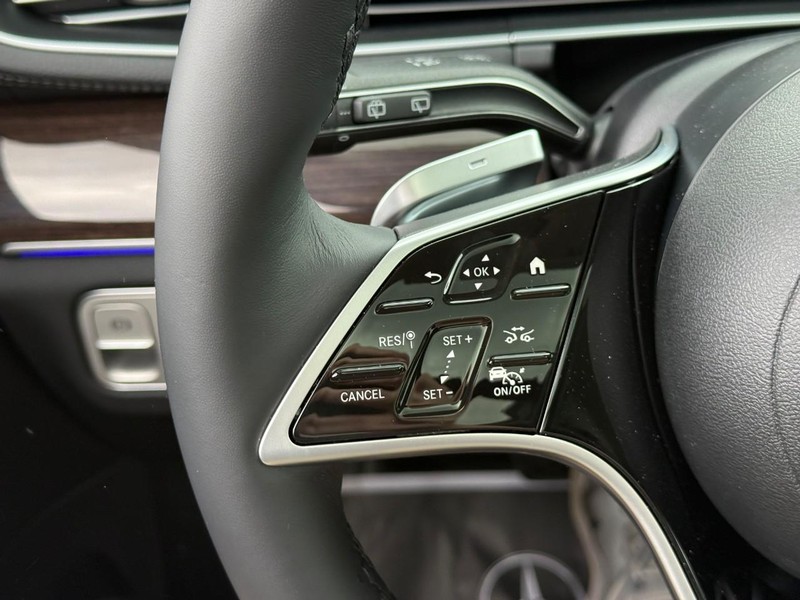 Mercedes-Benz GLS Vehicle Full-screen Gallery Image 16