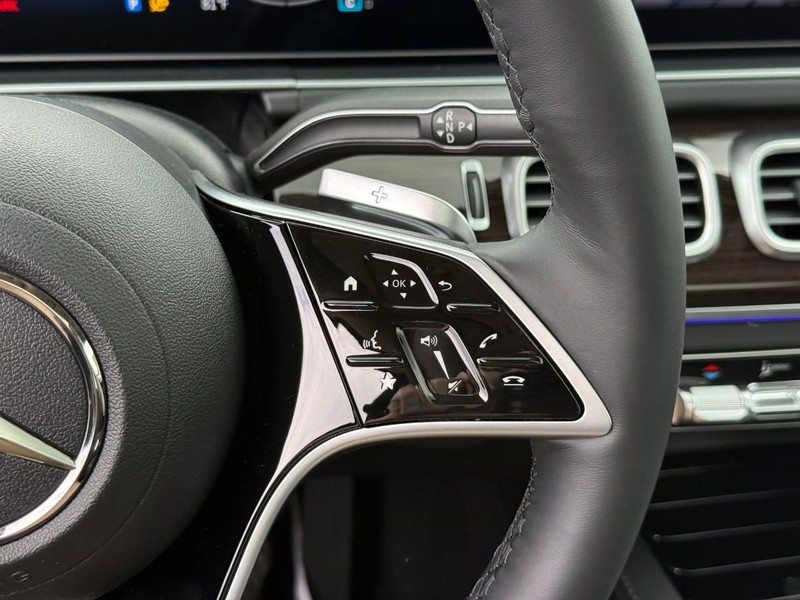 Mercedes-Benz GLS Vehicle Full-screen Gallery Image 17