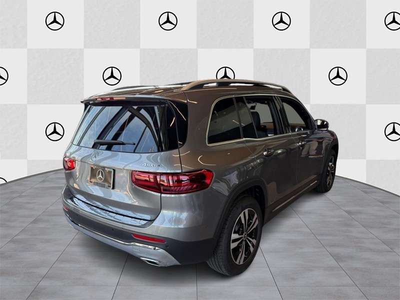 Mercedes-Benz GLB Vehicle Full-screen Gallery Image 2
