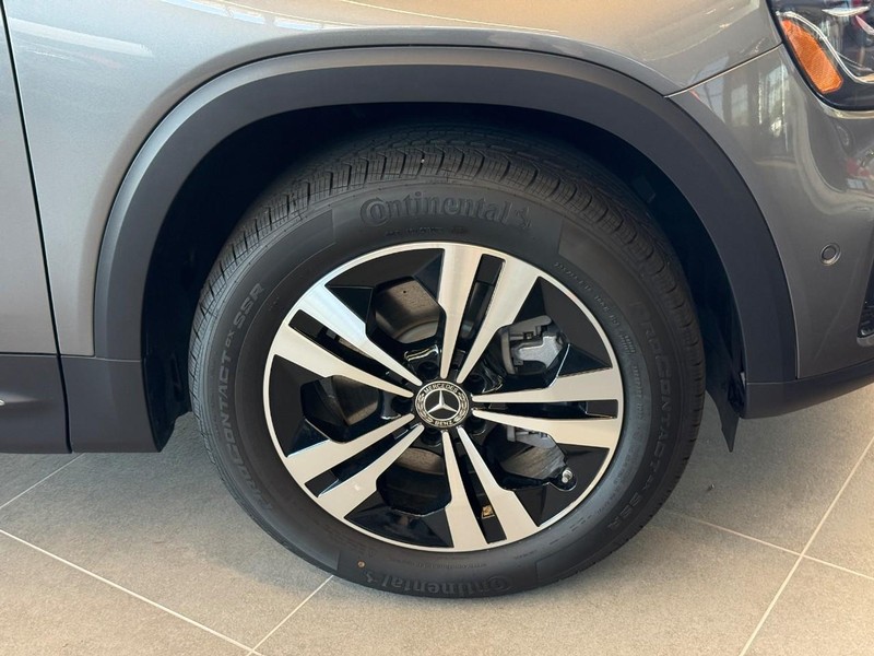 Mercedes-Benz GLB Vehicle Full-screen Gallery Image 3