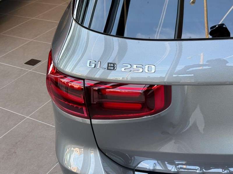 Mercedes-Benz GLB Vehicle Full-screen Gallery Image 4