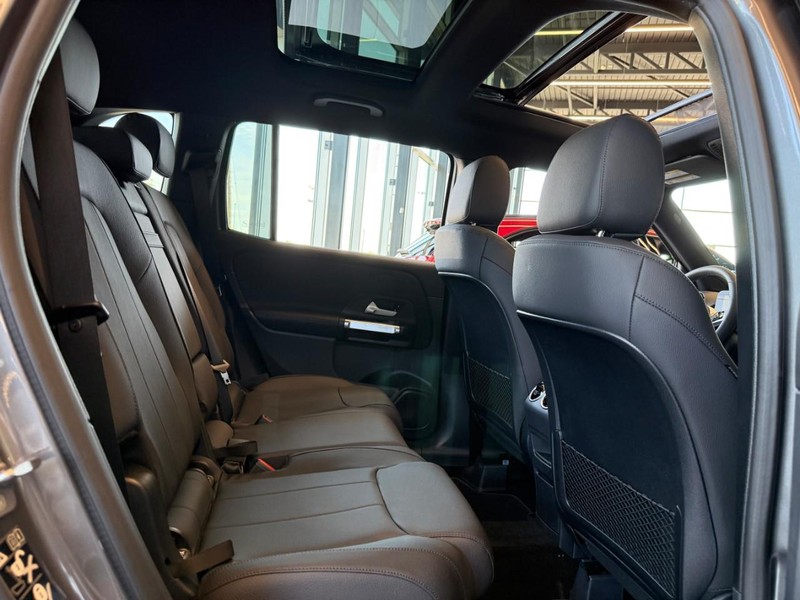 Mercedes-Benz GLB Vehicle Full-screen Gallery Image 7