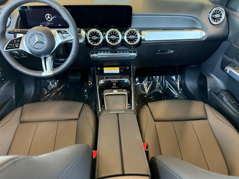 Mercedes-Benz GLB Vehicle Full-screen Gallery Image 8