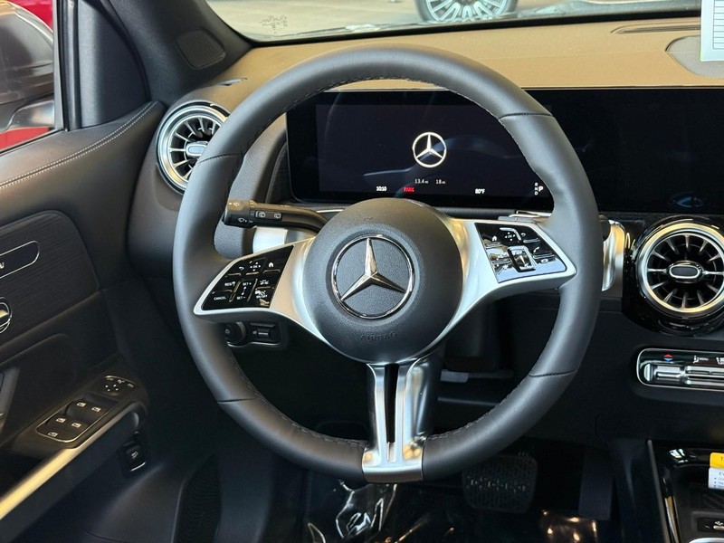 Mercedes-Benz GLB Vehicle Full-screen Gallery Image 9
