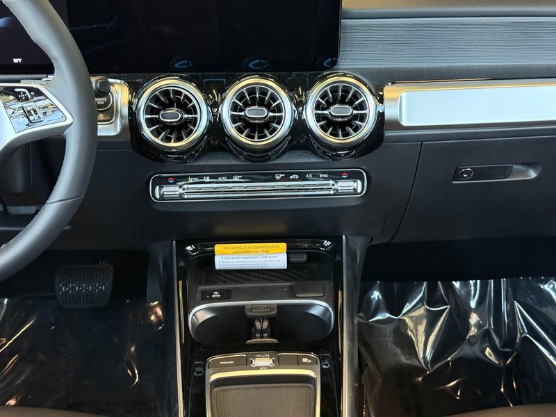 Mercedes-Benz GLB Vehicle Full-screen Gallery Image 11