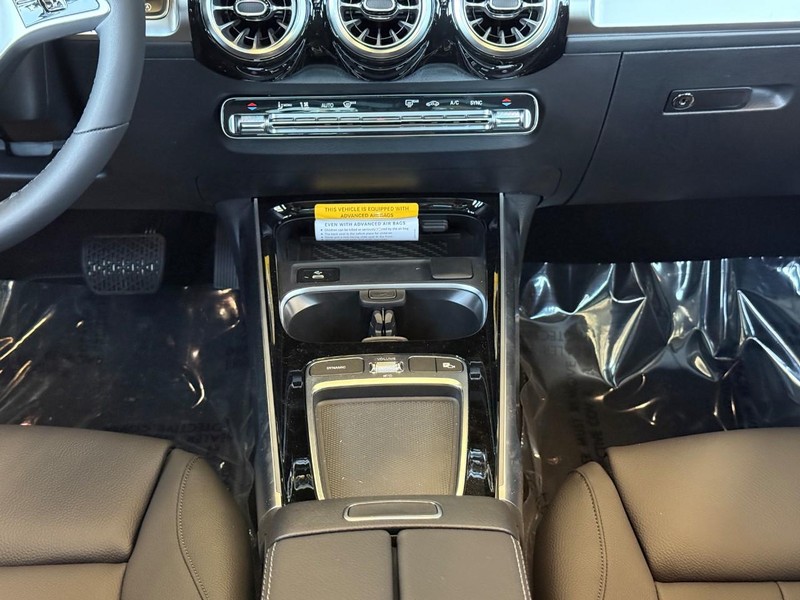 Mercedes-Benz GLB Vehicle Full-screen Gallery Image 12