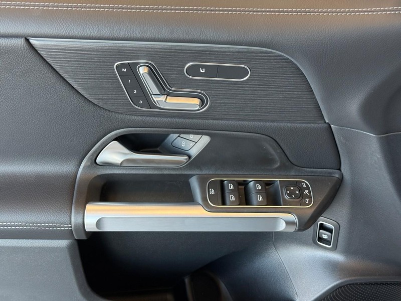 Mercedes-Benz GLB Vehicle Full-screen Gallery Image 13