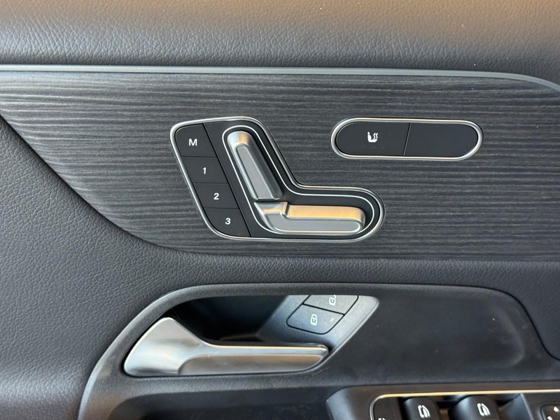 Mercedes-Benz GLB Vehicle Full-screen Gallery Image 14