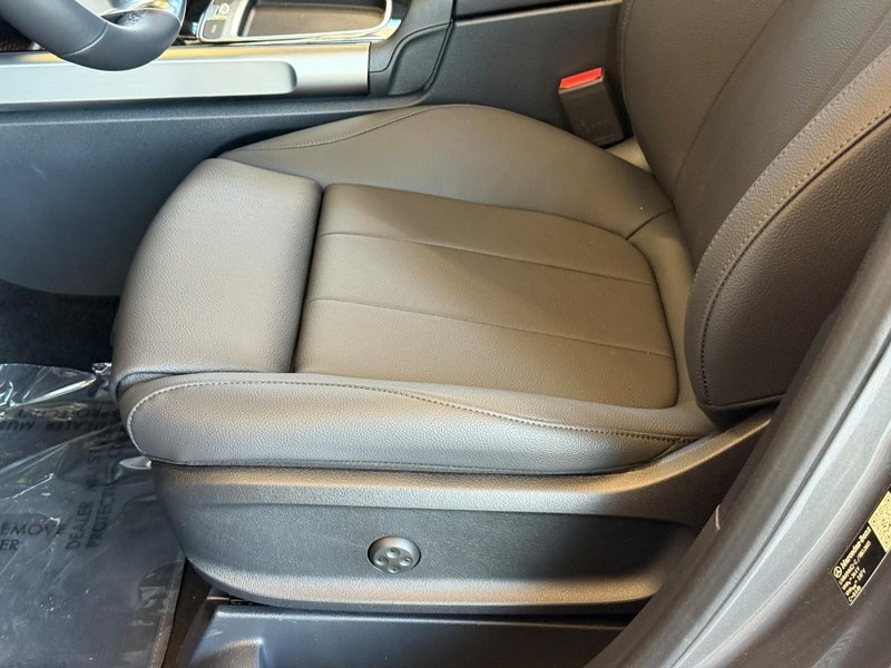 Mercedes-Benz GLB Vehicle Full-screen Gallery Image 15