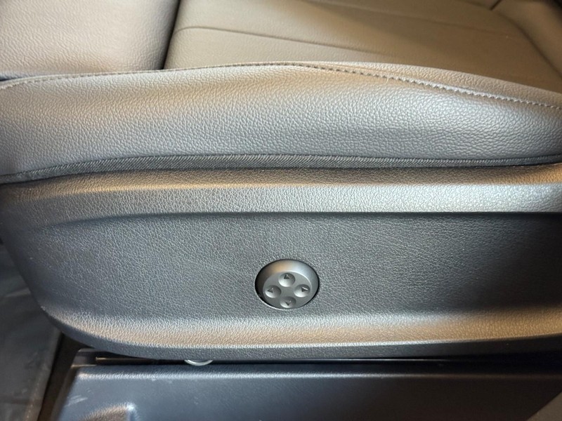 Mercedes-Benz GLB Vehicle Full-screen Gallery Image 16