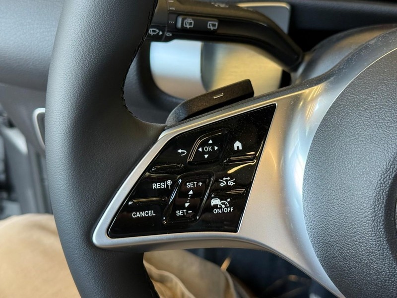 Mercedes-Benz GLB Vehicle Full-screen Gallery Image 17