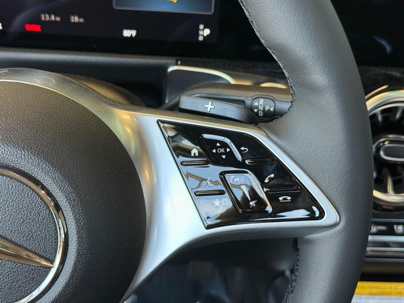Mercedes-Benz GLB Vehicle Full-screen Gallery Image 18
