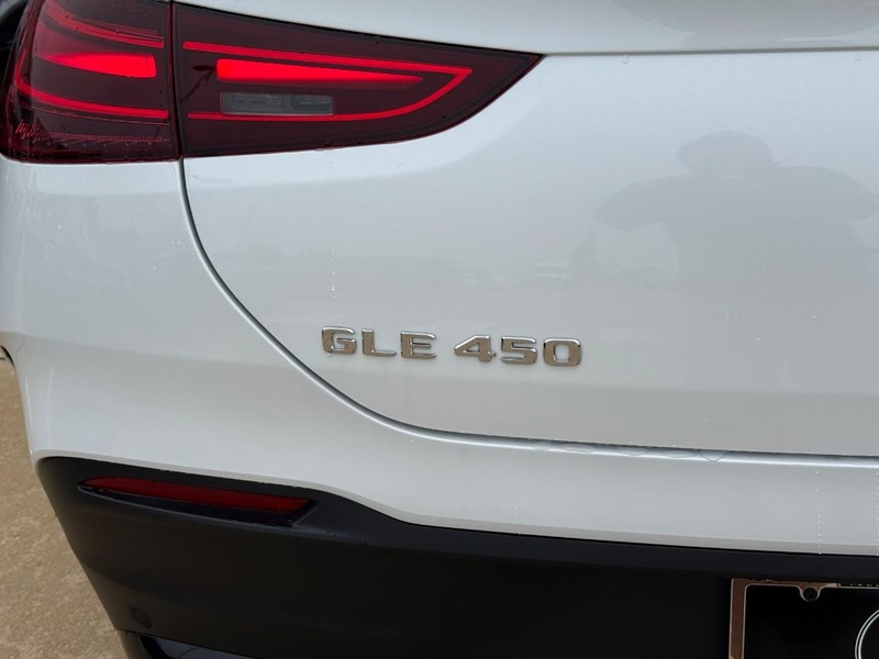 Mercedes-Benz GLE Vehicle Full-screen Gallery Image 4