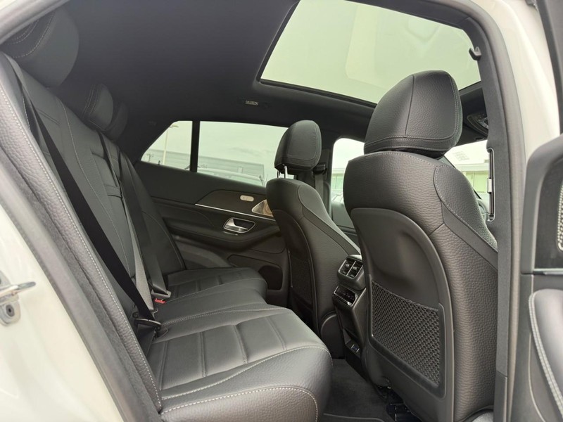 Mercedes-Benz GLE Vehicle Full-screen Gallery Image 8