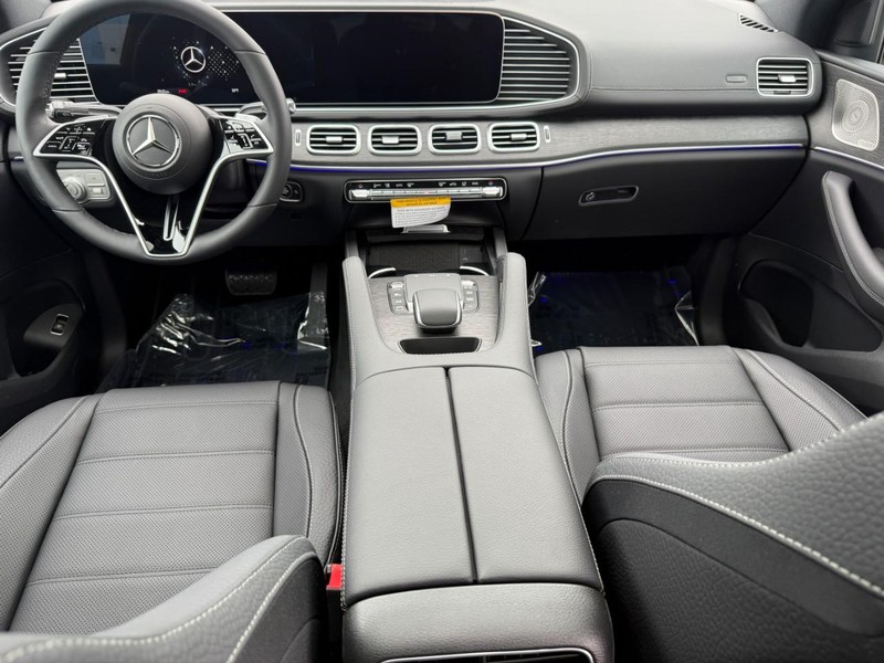 Mercedes-Benz GLE Vehicle Full-screen Gallery Image 9