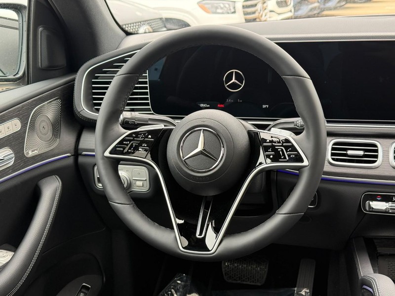 Mercedes-Benz GLE Vehicle Full-screen Gallery Image 10