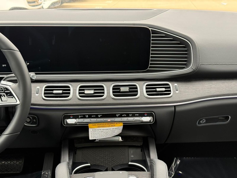 Mercedes-Benz GLE Vehicle Full-screen Gallery Image 11