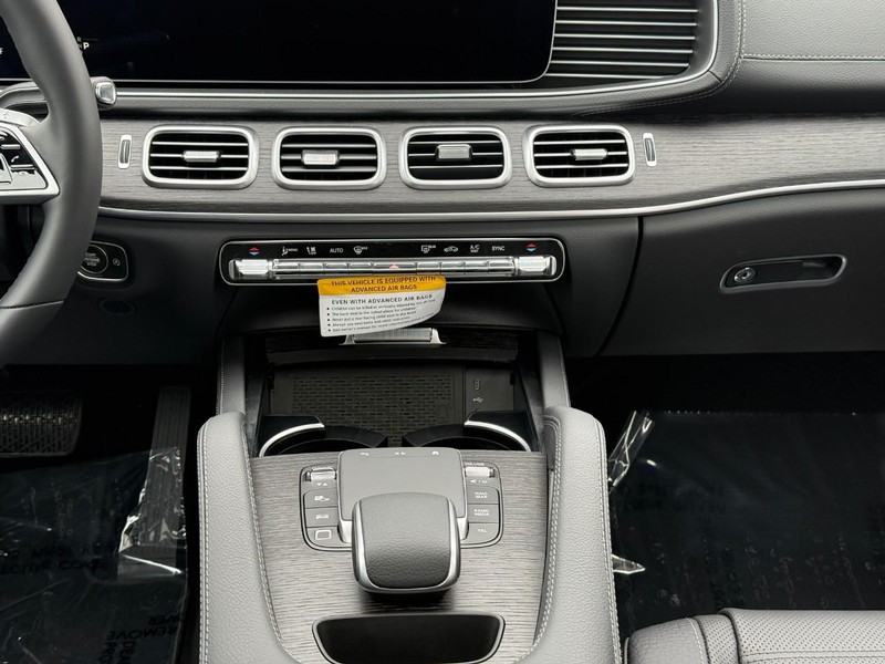 Mercedes-Benz GLE Vehicle Full-screen Gallery Image 12