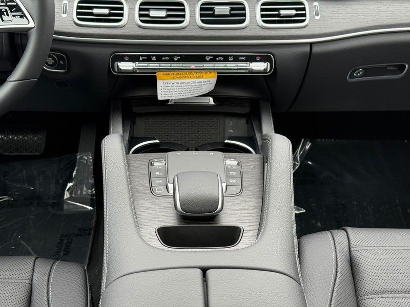 Mercedes-Benz GLE Vehicle Full-screen Gallery Image 13