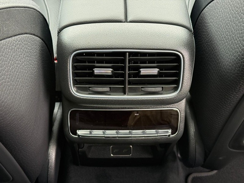 Mercedes-Benz GLE Vehicle Full-screen Gallery Image 14