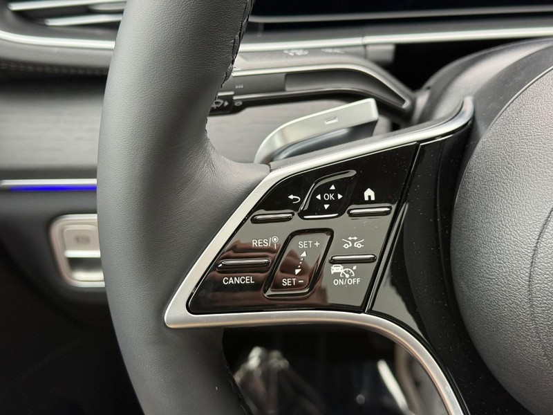 Mercedes-Benz GLE Vehicle Full-screen Gallery Image 15