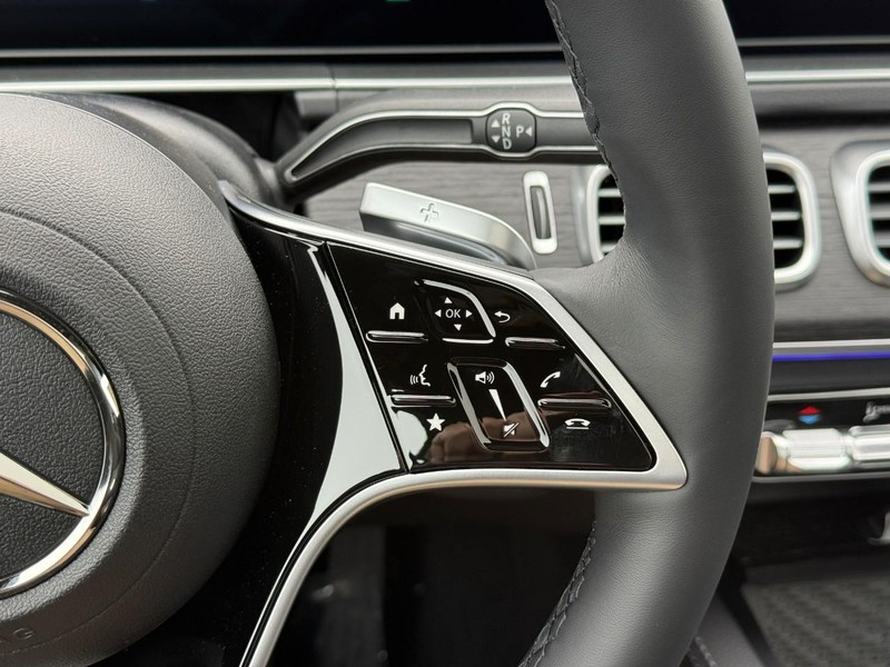 Mercedes-Benz GLE Vehicle Full-screen Gallery Image 16