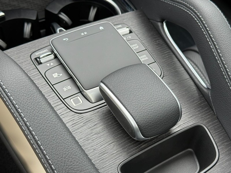 Mercedes-Benz GLE Vehicle Full-screen Gallery Image 17