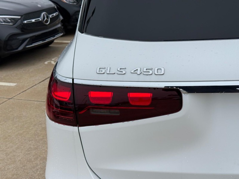 Mercedes-Benz GLS Vehicle Full-screen Gallery Image 4