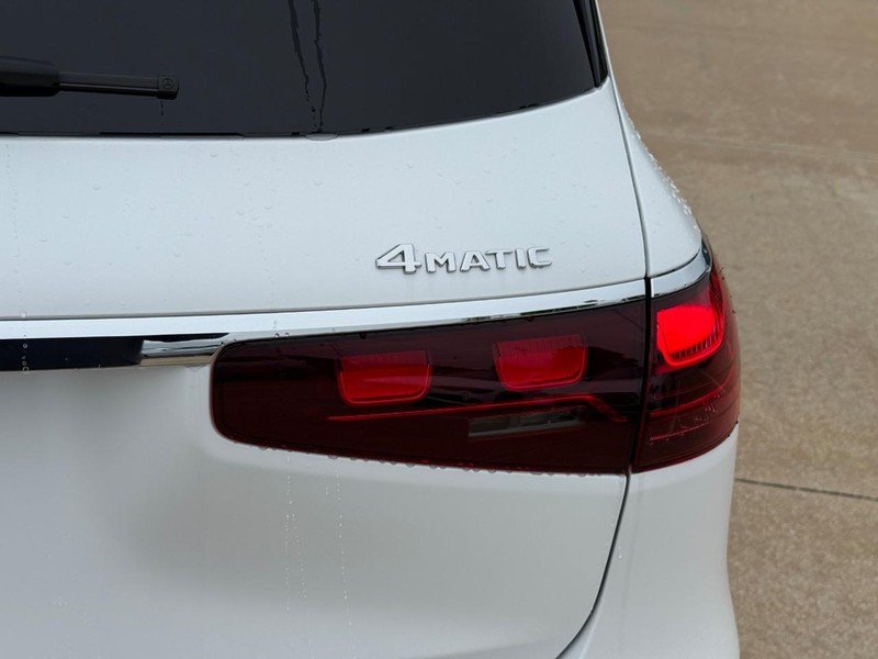 Mercedes-Benz GLS Vehicle Full-screen Gallery Image 5
