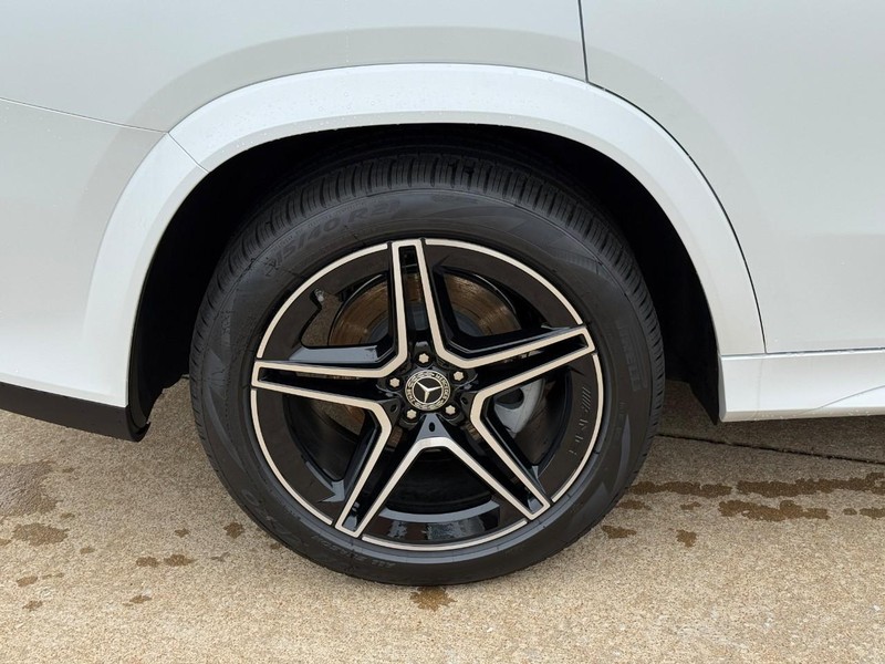 Mercedes-Benz GLS Vehicle Full-screen Gallery Image 6