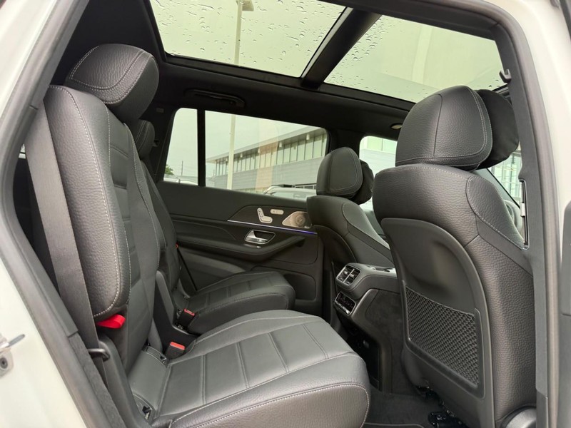 Mercedes-Benz GLS Vehicle Full-screen Gallery Image 8
