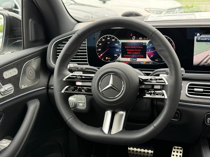 Mercedes-Benz GLS Vehicle Full-screen Gallery Image 11