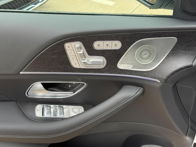 Mercedes-Benz GLS Vehicle Full-screen Gallery Image 16