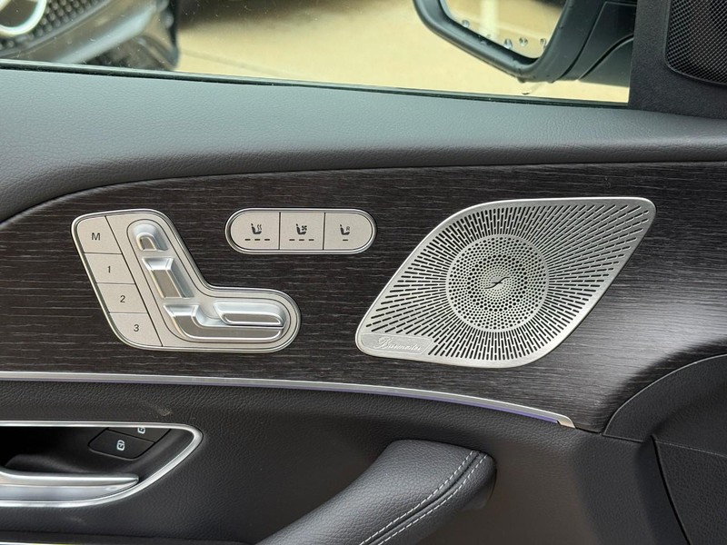 Mercedes-Benz GLS Vehicle Full-screen Gallery Image 17