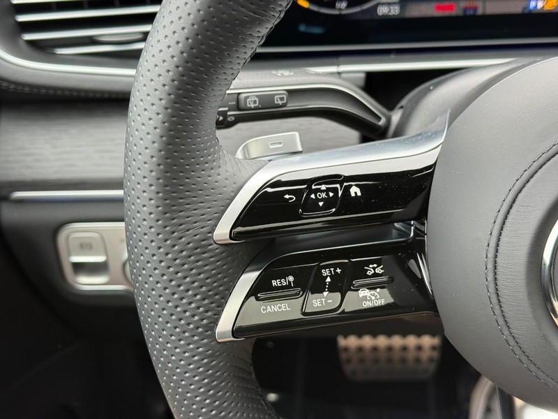 Mercedes-Benz GLS Vehicle Full-screen Gallery Image 19