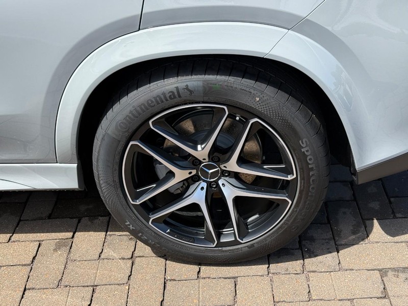Mercedes-Benz GLE Vehicle Full-screen Gallery Image 6