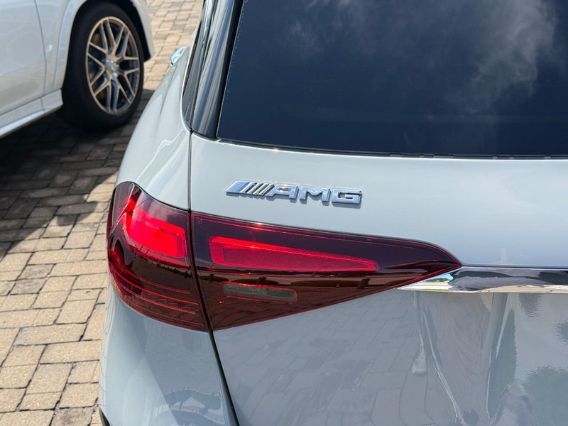 Mercedes-Benz GLE Vehicle Full-screen Gallery Image 7