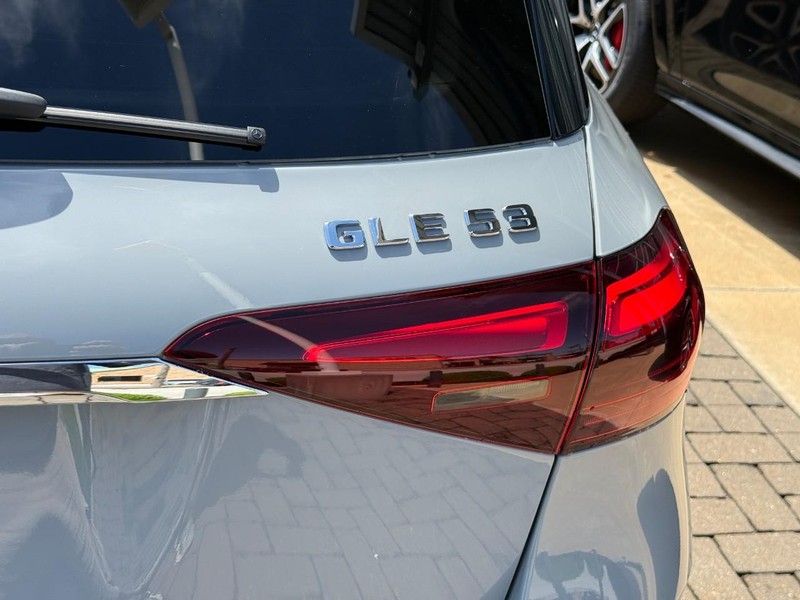 Mercedes-Benz GLE Vehicle Full-screen Gallery Image 8