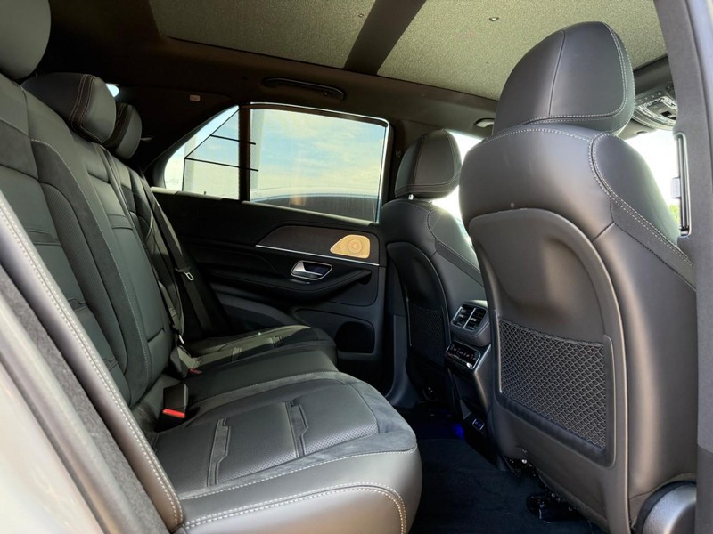 Mercedes-Benz GLE Vehicle Full-screen Gallery Image 9