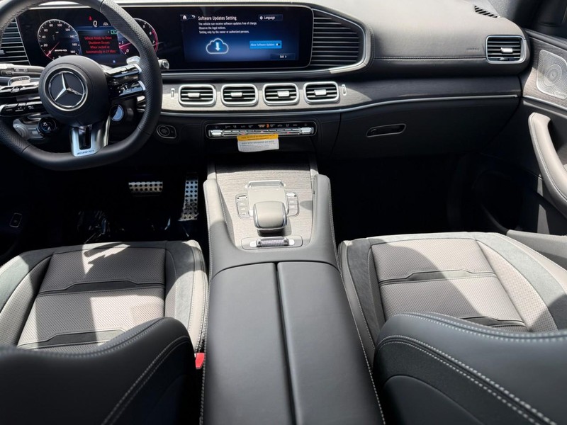 Mercedes-Benz GLE Vehicle Full-screen Gallery Image 10