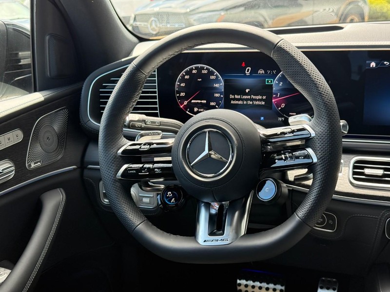 Mercedes-Benz GLE Vehicle Full-screen Gallery Image 11