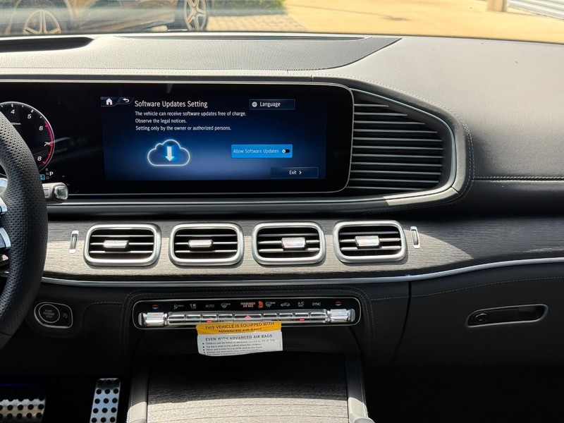 Mercedes-Benz GLE Vehicle Full-screen Gallery Image 12